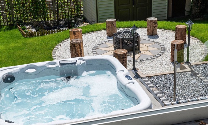 Dolgellau House | Eryri Family Retreat in Dolgellau, hot tub, fire pit, cinema room and much more!