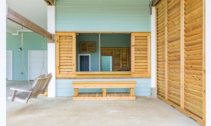 Crystal Beach House | Escape | Gulf Views | Basketball Hoop | Sleeps 16