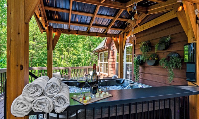 Townsend Cabin | Escape & Play: Chic Mountain Cabin with Hot Tub Firepit & Game Room