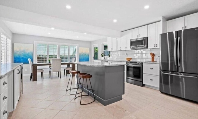 Jupiter House | Escape to 5 Palms of Jupiter just minutes from the beach!