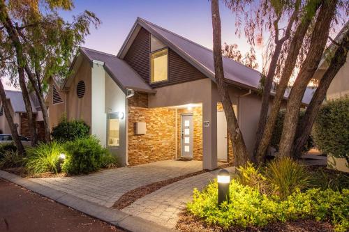 Broadwater Villa | Escape to 67 at Cape View