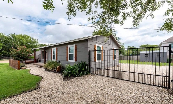 Waco House | Escape to Bear Den Retreat—your private Waco sanctuary just 5 mins from Baylor Whether you're gathering with family, going to the game or chasing Chip & Jo dreams, this Texas stay is where style meets soul.