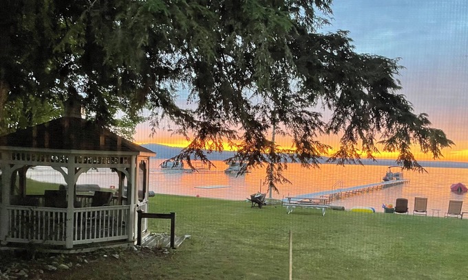 Lake Township Cottage | Escape to BEAUTIFUL Northern Michigan this fall!