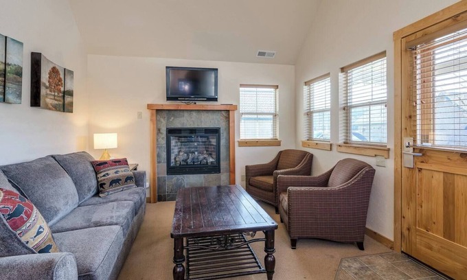 Sandpoint House | Escape to "Rendezvous" , a romantic Dover Bay hideaway just steps from the lake. Enjoy trails, marina access, and peaceful resort living.