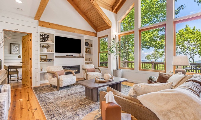 Sapphire Cabin | Escape to Sapphire: Luxurious Home with Panoramic Mountain Views