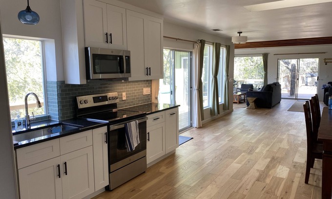 Apache Shores House | Escape to serenity: Family-friendly retreat near the city