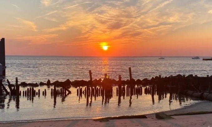 Highlands House | Escape to the charming seaside town of Highlands, New Jersey to a cozy Bungalow