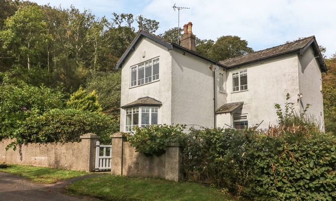 Ravenglass Cottage | ESKHOLME LODGE, pet friendly, with open fire in Eskdale Green