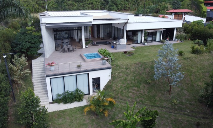 Pereira Villa | Espectacular Casa Campestre Pereira Eje Cafetero Cerritos. Cerca de Todo. Genial