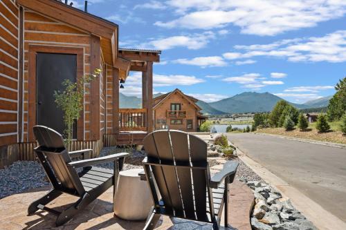 Estes Park House | Estes Dream Brand New End Unit with Two Patios Indoor and Outdoor Fireplace and Jacuzzi
