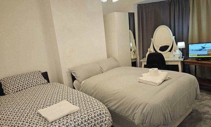 Sittingbourne House | Eusty 3-Bedrooms Guest House Sittingbourne, Kent.