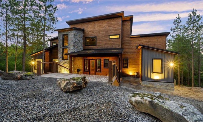 Broken Bow Cabin | EV Outlet , Hot Tub, Firepit, Playset, Pool Table, Creek