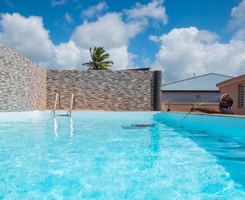 Port-Louis Apartment | Evasion en plein cœur de la ville Studio Jacuzzis Sauna et piscine au centre de Port-Louis