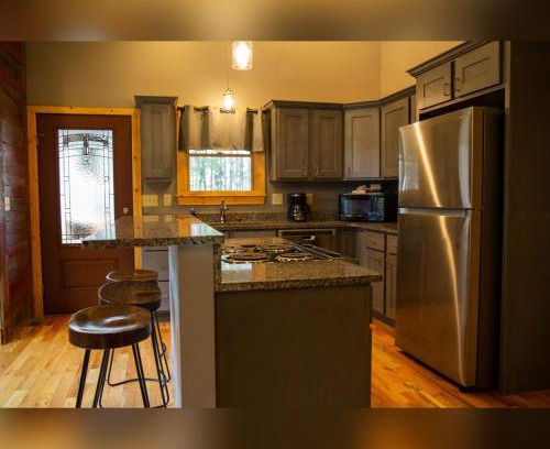 Laurelville House | Evergreen - by The Chalets