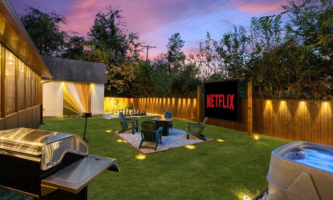 Denton House | Evergreen - Hot Tub | Outdoor Cinema | Near UNT