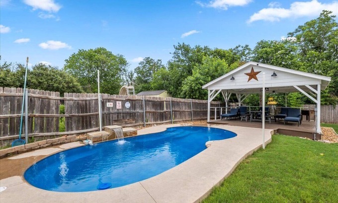 Woodlawn Lake House | Evergreen Manor Private Pool 3BR No Stairs Retreat
