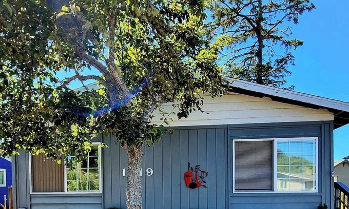 Long Beach House | Everything is a short walk away!