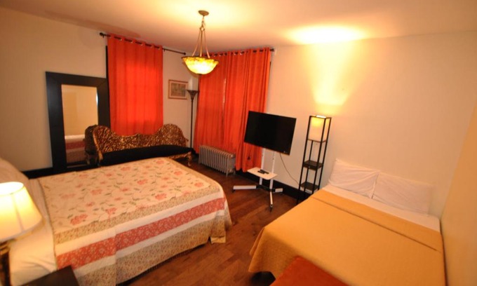 Weequahic House | EWR AIRPORT Multilevel Guest House Room with 2-3 Beds