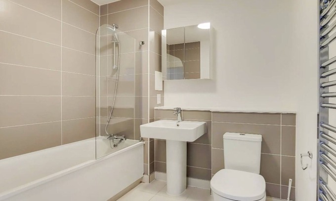 Newham Apartment | ExCeL London - Gorgeous 3 Bedroom condo, 2 Balcony and Nice View