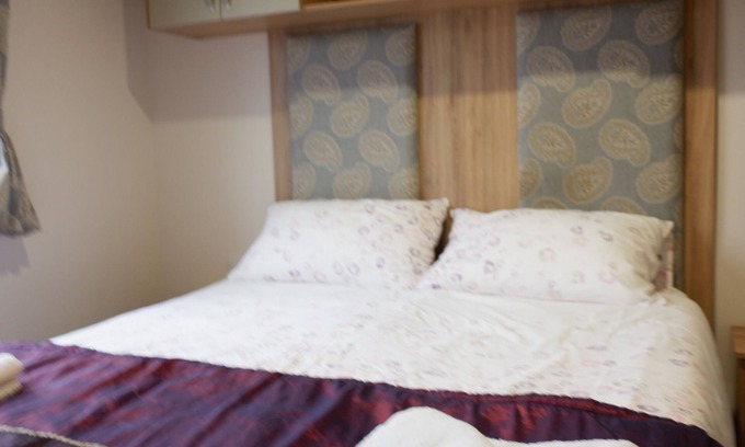 Colchester Cabin | Excellent caravan 2 bedrooms sleeps 6
