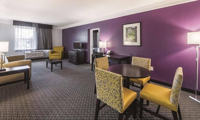 Arsenal House | Excellent Getaway Spot! 4 Units w/ FREE Bfast, Close to Tower of the Americas