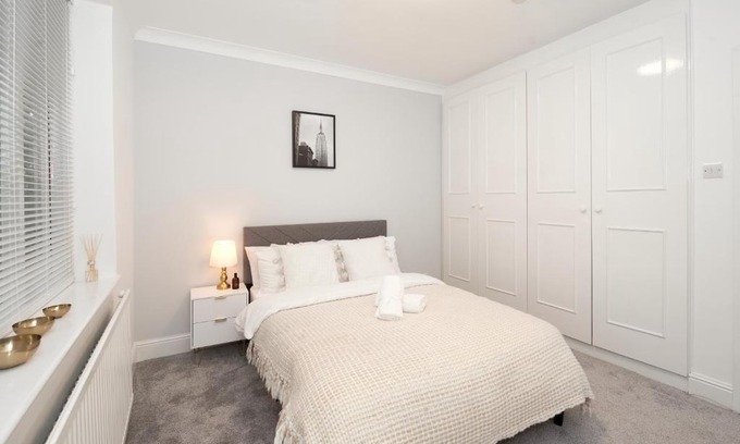 Golders Green Apartment | Excellent, Three bedroom North London Apartment with Free Parking