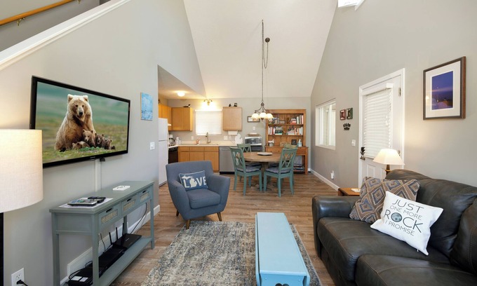 Empire House | Exceptional 3-bedroom house walking to beach & Glen Arbor, with AC & WIFI