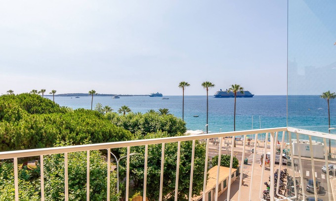 Cannes Old Town Apartment | Exceptional sea view - Near: Palais des Festivals, Croisette and town center