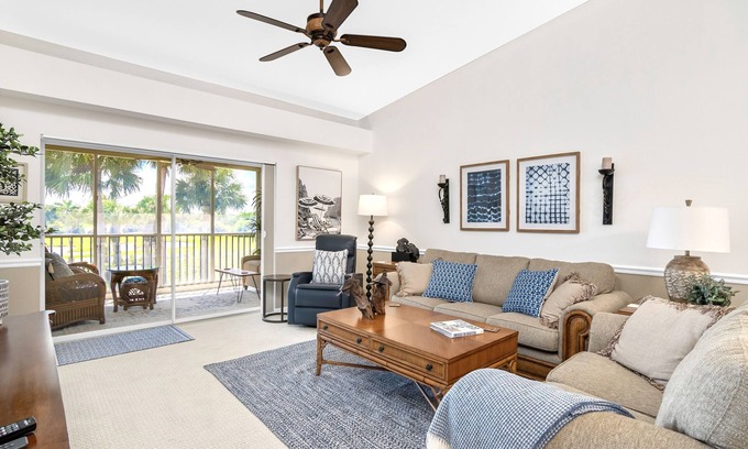Bonita Springs Condo | Exceptional Stunner: Casa Familia 2BR+den, gated Highland Woods Country Club.