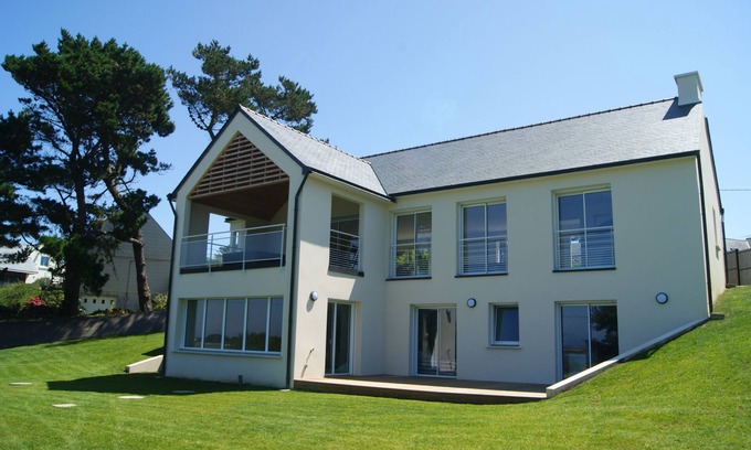 Landeda House | Exceptional view of the sea swimming pool, spa, bikes 5-star classification