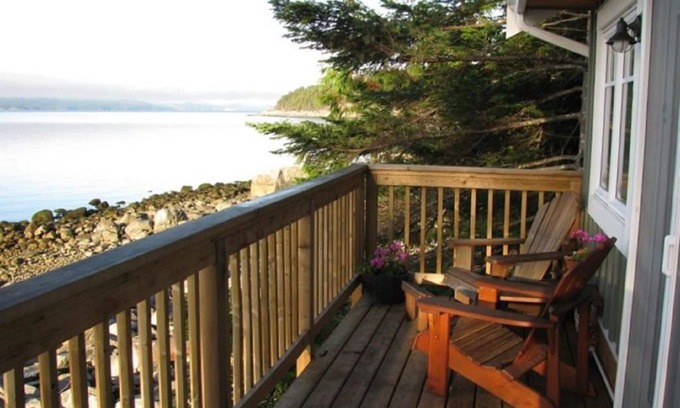 Stillwater Cottage | Exceptional waterfront cottage on Frolander Bay!