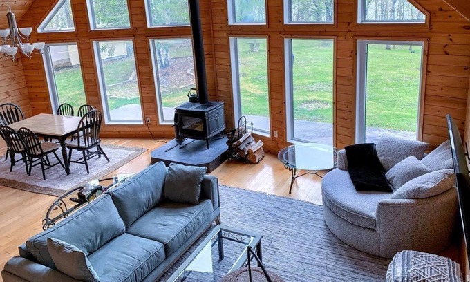 Lac du Bonnet House | Exceptional Year Round Cabin Retreat on the Winnipeg River