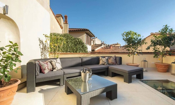 Santo Spirito Apartment | Exclusive Florence Getaway with Jacuzzi, Terraces & Concierge Services