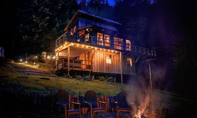 Gold Beach Cabin | Exclusive River Escape on the Coast - Hot Tub, Woods, & Newly Renovated