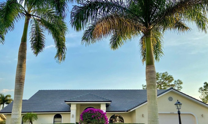 Kings Lake House | Exclusive vacation home with gorgious lake view, close to beaches and downtown