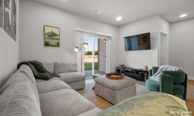 Rogers Apartment | Executive 2BR/2BA Stay – Nurses, Professionals & Families- Work-Ready, Central, Parking Included