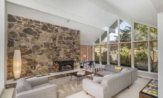 Clyde Hill House | Executive 4BR Home, Clyde Hill, Pet ok, Large Fenced Garden, WIFI, October %