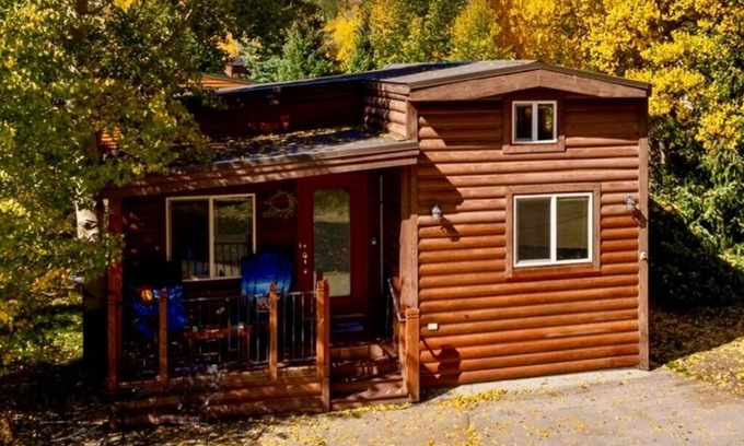 Braddock Hill Ski Chalet | Executive Chalet backs to the Swan River on Shuttle Route