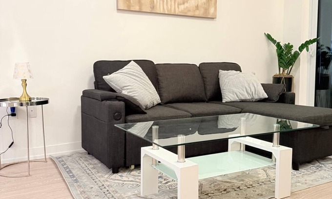 Central Erin Mills Apartment | 🌟 Executive Condo in Prime Erin Mills Location – Walk to Mall & Hospital 🌟