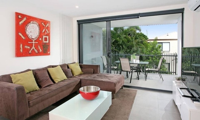 Bulimba Apartment | Executive, Family-Friendly, Pet-Friendly, Free wifi, Leafy outlook