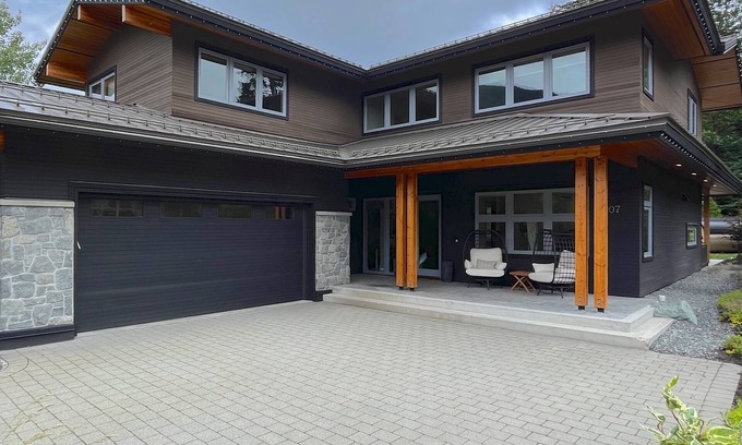 Whistler House | Executive Home, Nicholas North Golf course and Green Lake area