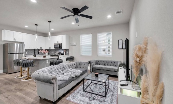 Humble Apartment | Executive Home Private Yard Free Parking Pets