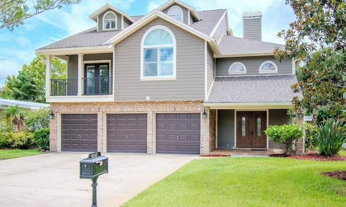 Lake Tarpon Estates House | EXECUTIVE LAKEHOME 6BR Screened Pool Home, 2 Kitchens to entertain, 2 laundrys