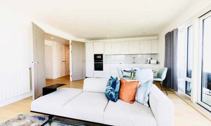 Woolwich Apartment | Executive split floor waterfront penthouse