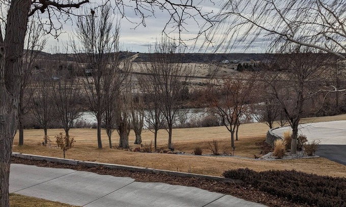 Buhl House | Executive Stay, Golf, Fish, Hike, Walk, Spacious Home, Quiet and Peaceful