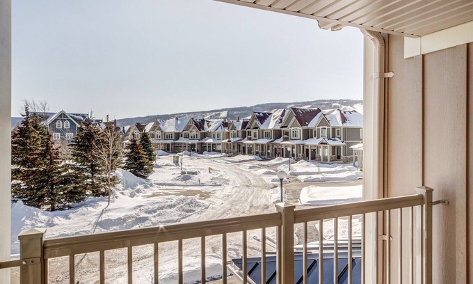 The Blue Mountains House | Executive Town Home - Historical Snowbridge Village, Mountain View Blue mountain