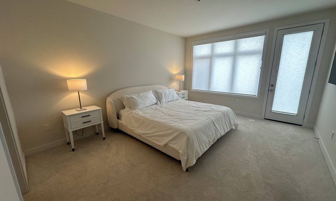 Oakville House | Executive Townhouse Oakville, this stylish new home is perfect for group trips.