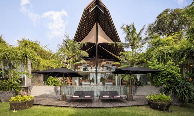 Babakan Villa | Exotic & Unique 4BR Tropical Haven: Pool - Hot Tub - Rice Field Views - Sleeps 8