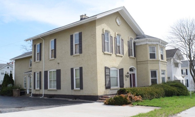 Jackson Apartment | Expansive 1-Bedroom Apartment with Large Rooms and Dedicated Workspaces