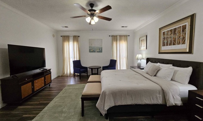 Ellendale House | Expansive 7 BR Home Over 3,000 Sqft-Close to all Essentials.